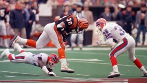 Bengals RB Ickey Woods runs forward for a first down in the 1989 Playoffs against the Buffalo Bills.